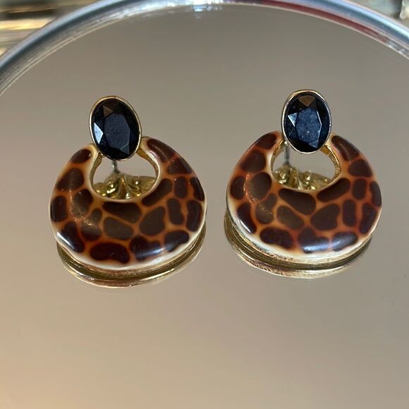 Gold leopard print with black stone drop post earrings - Picture 1 of 3
